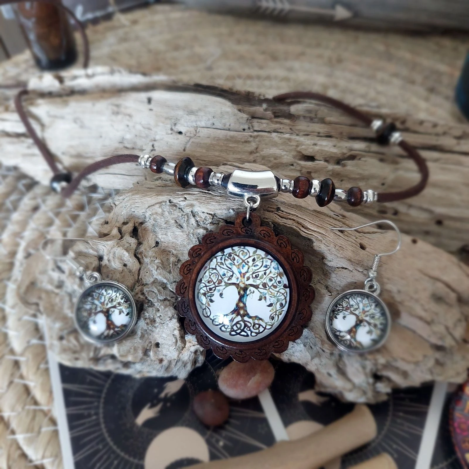 Parure boho mística, cabochón de madera árbol de la vida, collar largo de chocolate con múltiples perlas – photo 8